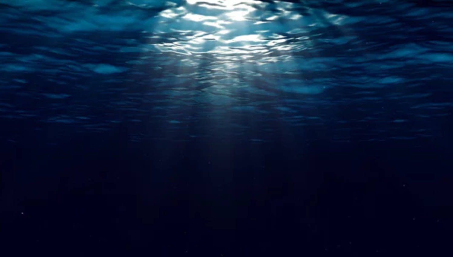 陽光穿過海面照射到深藍色的海水中。