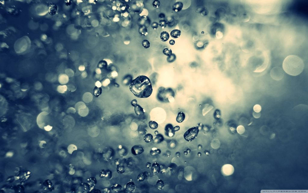 水下氣泡安卓平板 壁紙 — 閃爍的水滴懸浮在夢幻的藍色和奶油色漸變中，帶有柔和的散景高光。
