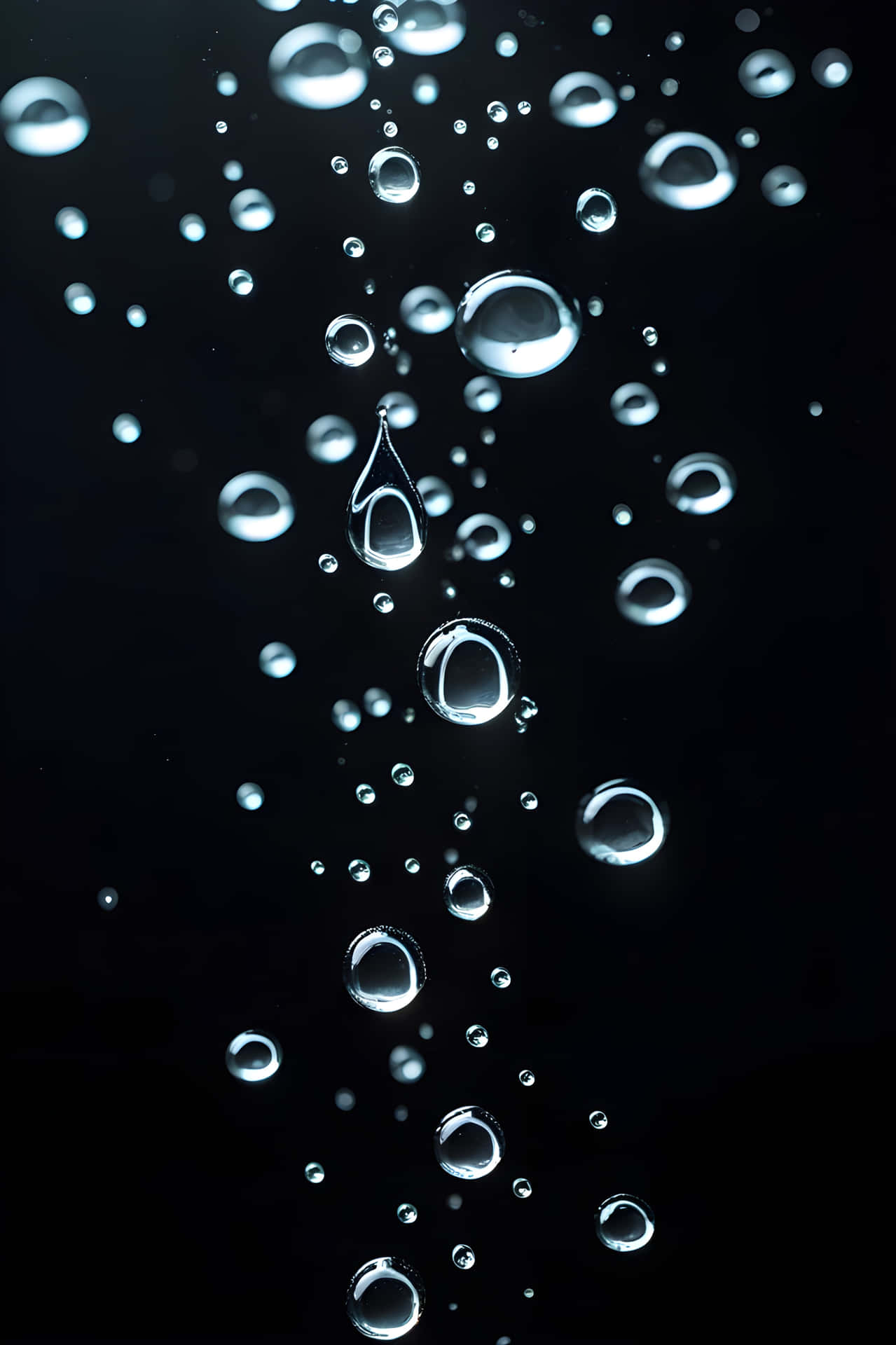 水不沾壁紙 壁紙 — 閃爍的水滴和氣泡在深邃的黑色背景上漂浮，呈現出迷人的水下特寫。