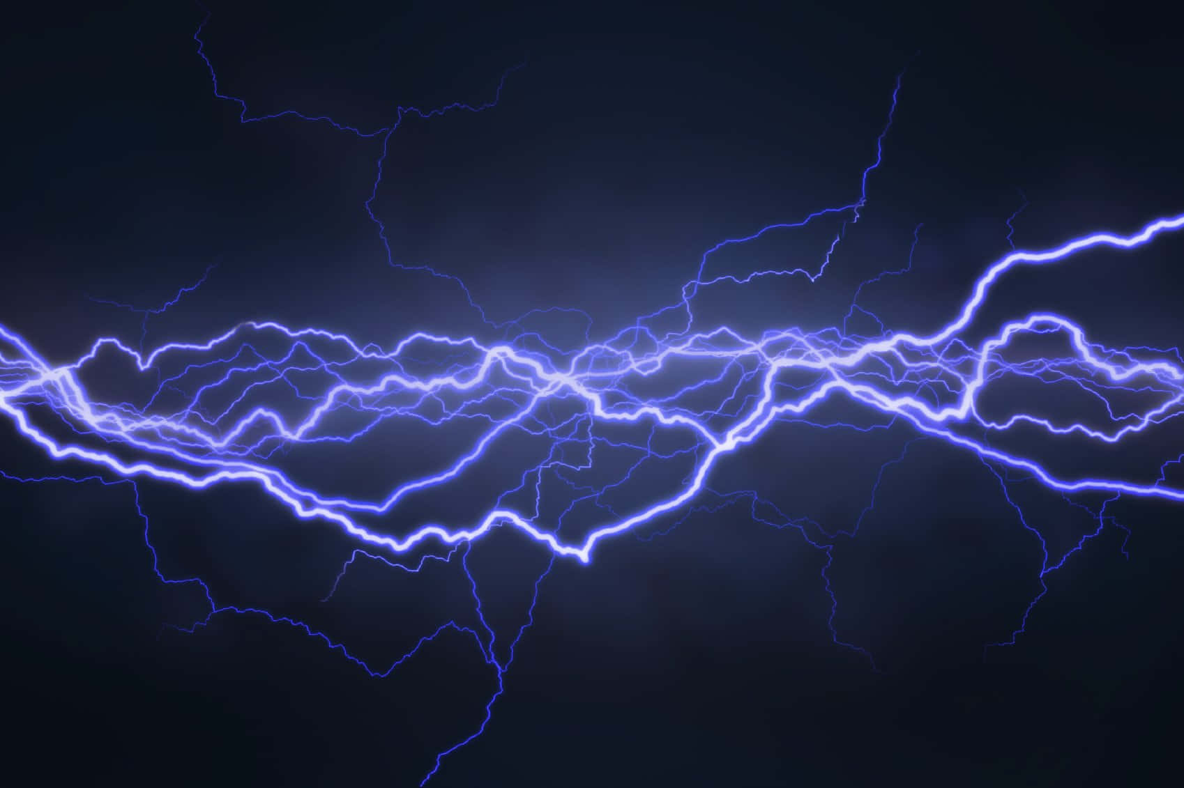 強烈的藍色閃電照亮了黑暗的暴風雨天空。