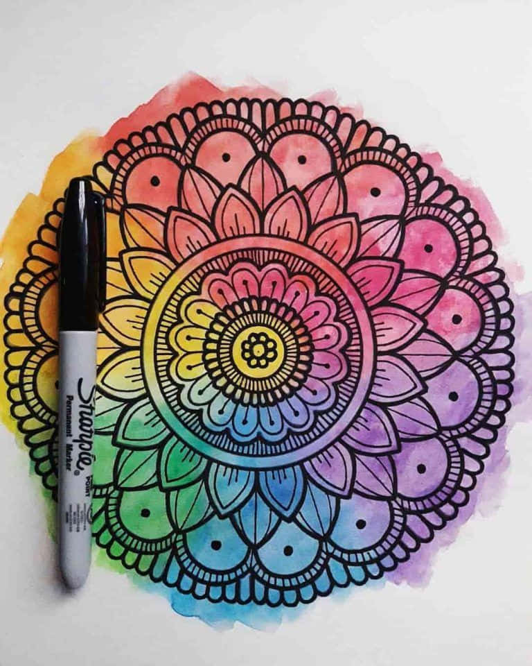 一幅彩色曼陀羅畫作，旁邊有一支Sharpie記號筆。