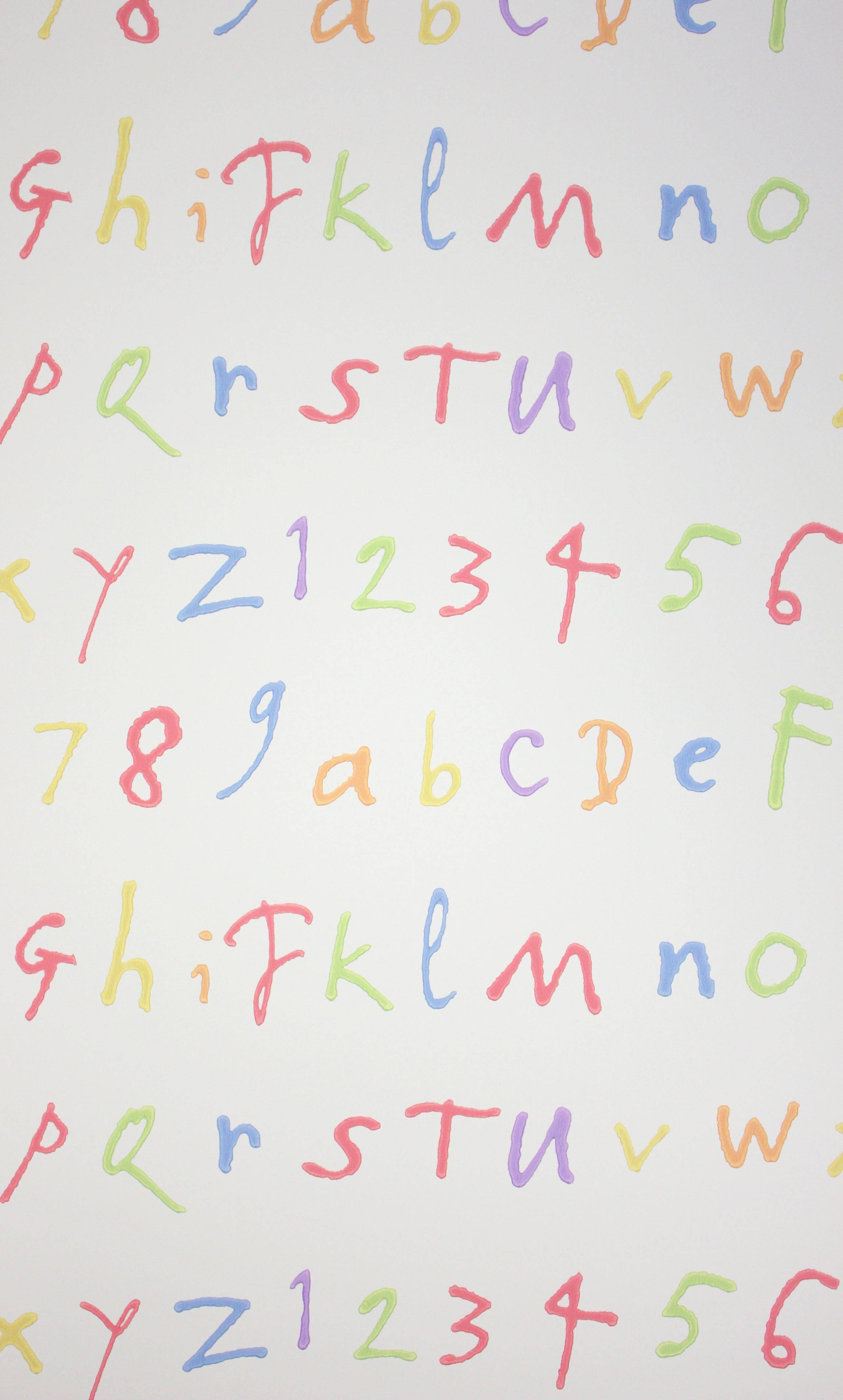 水彩字母與數字ABC 壁紙 — 特寫鏡頭，色彩繽紛的手繪字母和數字散落在純白色背景上。