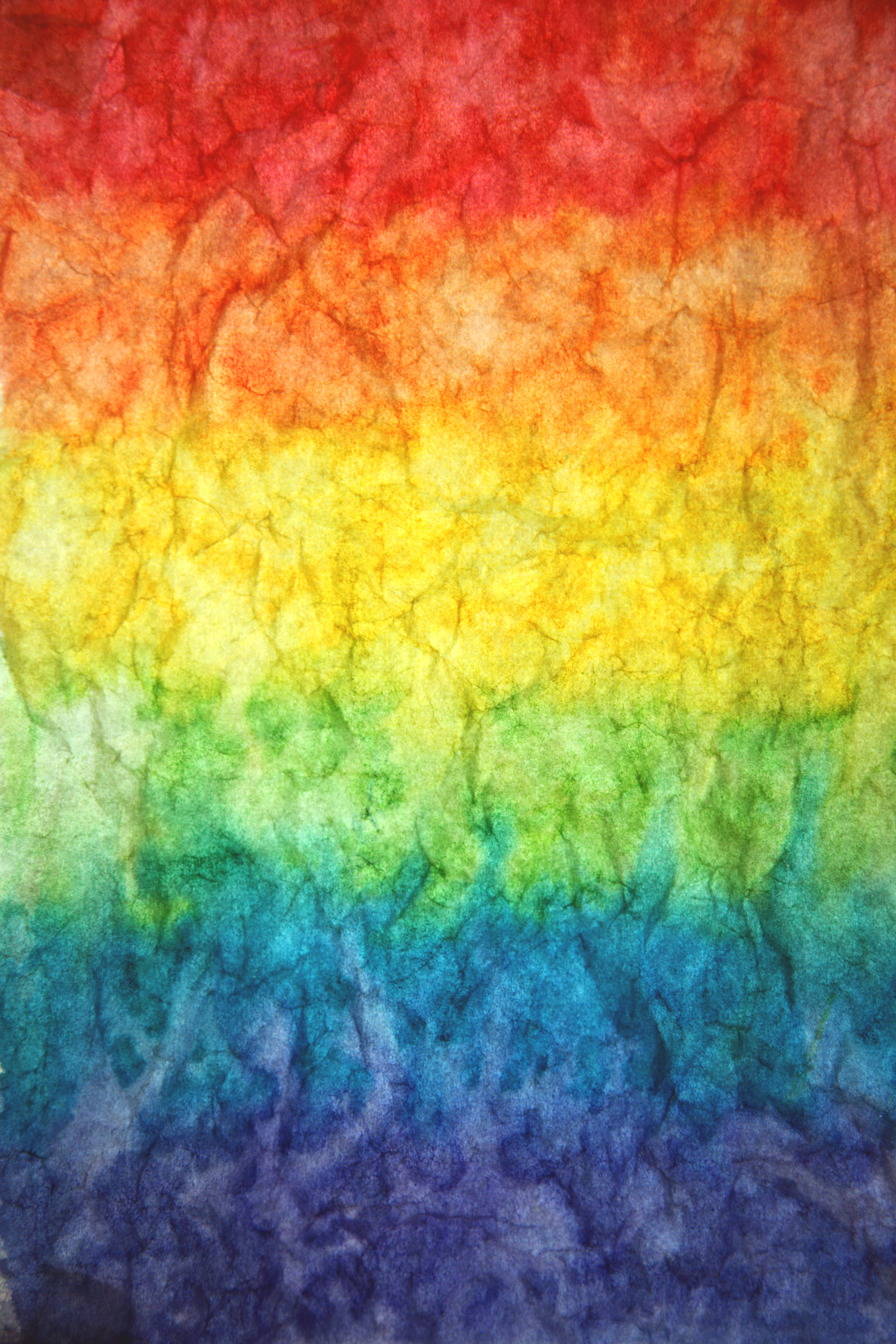 水彩濾鏡可愛LGBT彩虹紙張 壁紙 — 在帶有紋理的皺紙上繪製的鮮豔彩虹漸變，帶有柔和混合的色調。