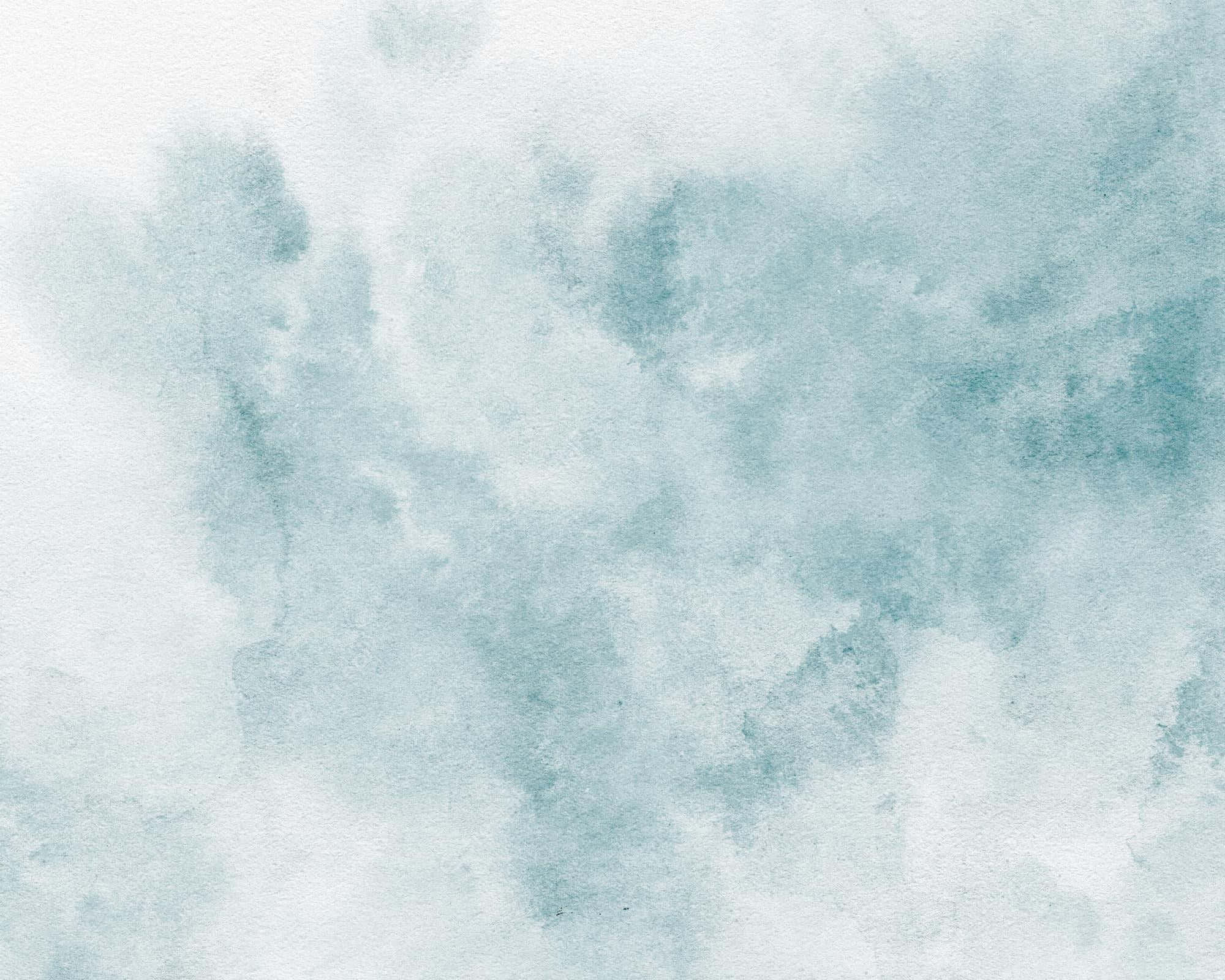 水彩紋理之美 壁紙 — 淡藍色和白色的柔和水彩洗滌，在紋理紙上融合成抽象的雲狀形態。
