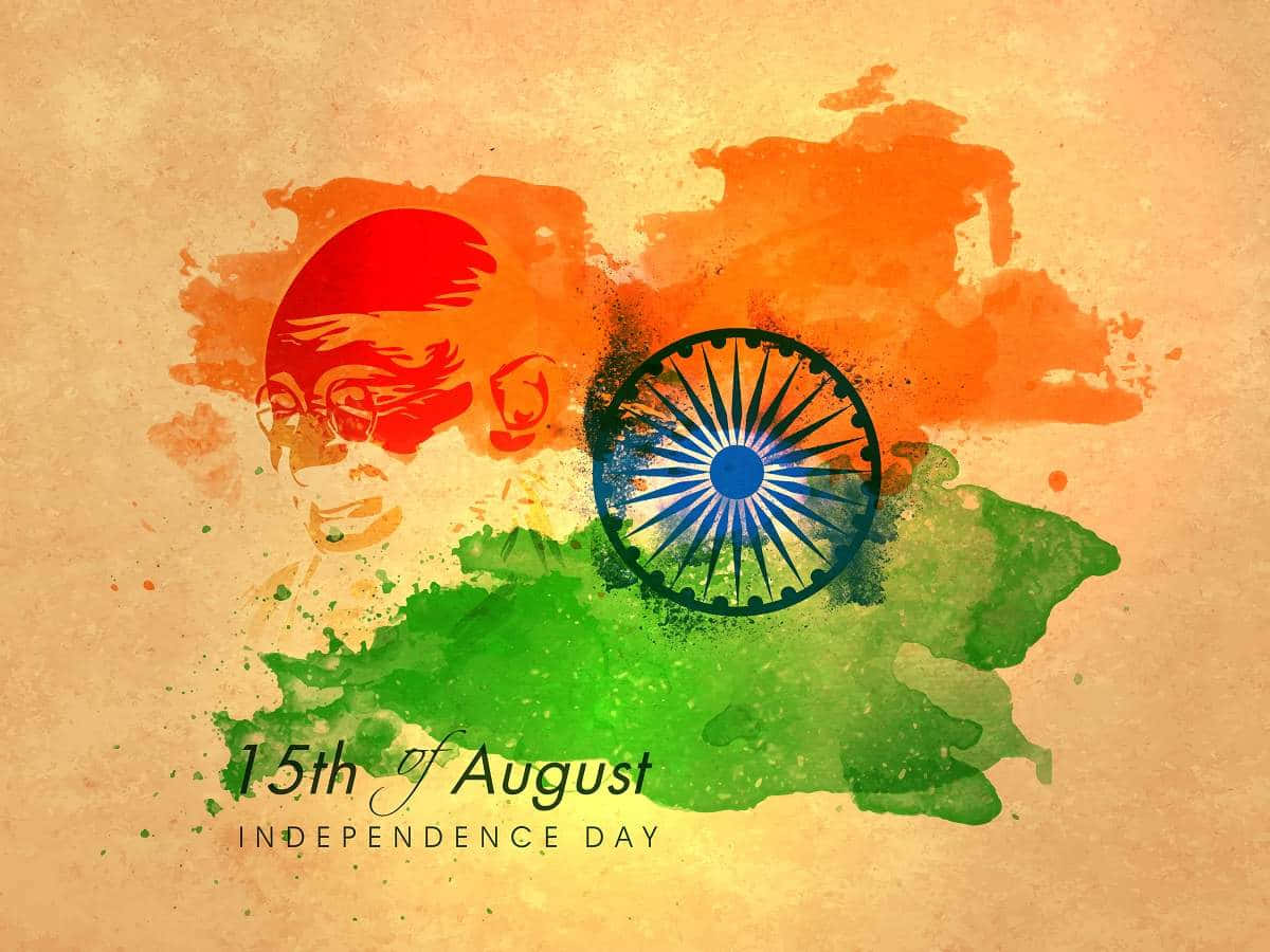 Independence Day 桌布 壁紙 — 水彩藝術作品，以三色背景在印度地圖上呈現聖雄甘地剪影和阿育王法輪。