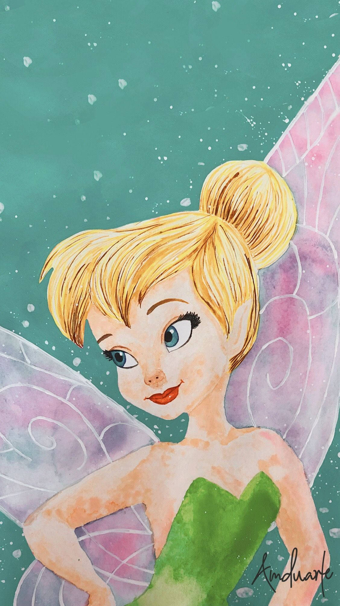 水彩風格的小叮噹畫像 壁紙 — 一幅小叮噹的水彩插圖，金色頭髮盤成髮髻，半透明的粉紅色翅膀，背景是藍綠色帶有白色斑點。