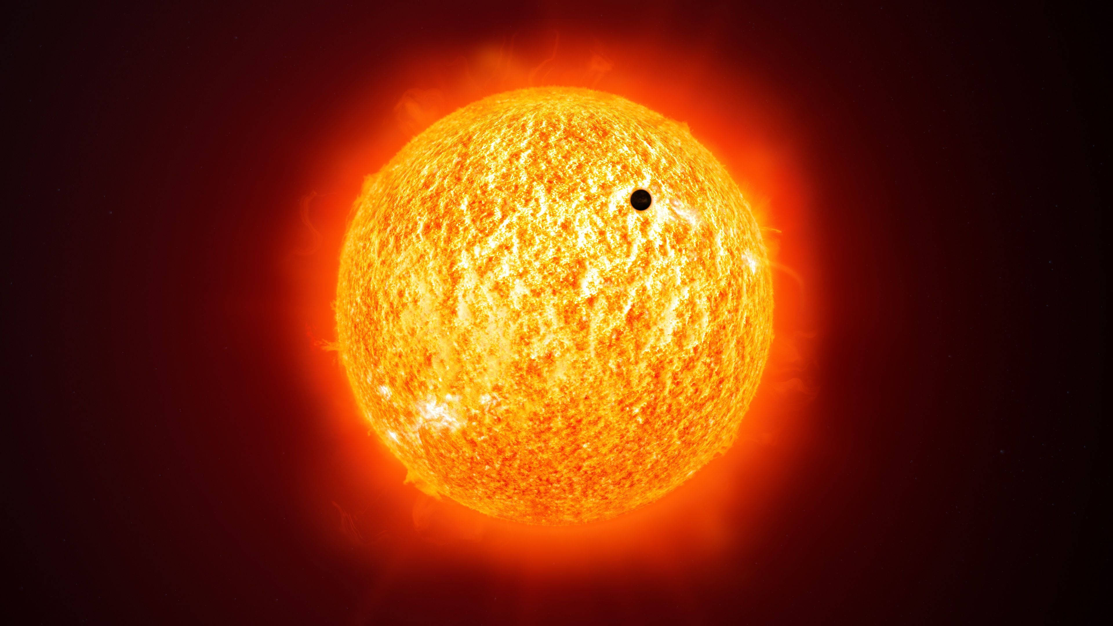 水星環繞太陽 壁紙 — 一顆熾熱的太陽，一顆小小的黑暗行星正穿越其發光的橙色表面，背景是深紅色的虛空。