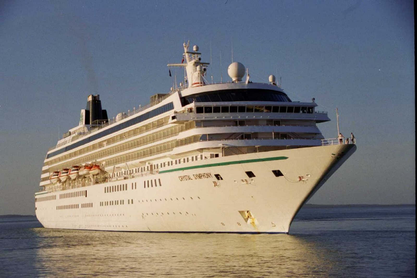 Ship 桌布 壁紙 — 水晶交響號郵輪在黃金時段清澈的藍天下，優雅地滑過平靜的水面。