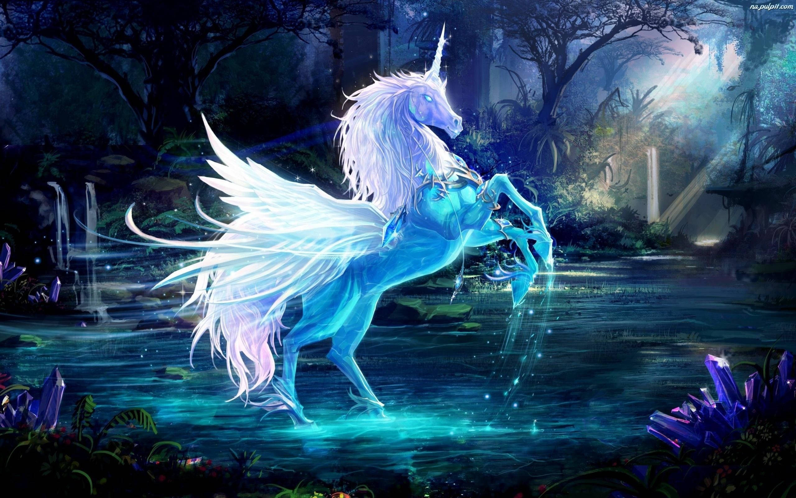 水晶藍色獨角獸幻想 壁紙 — 一隻發光的藍色有翼獨角獸站在神秘暮色森林池塘中，周圍環繞著紫色水晶和古樹。