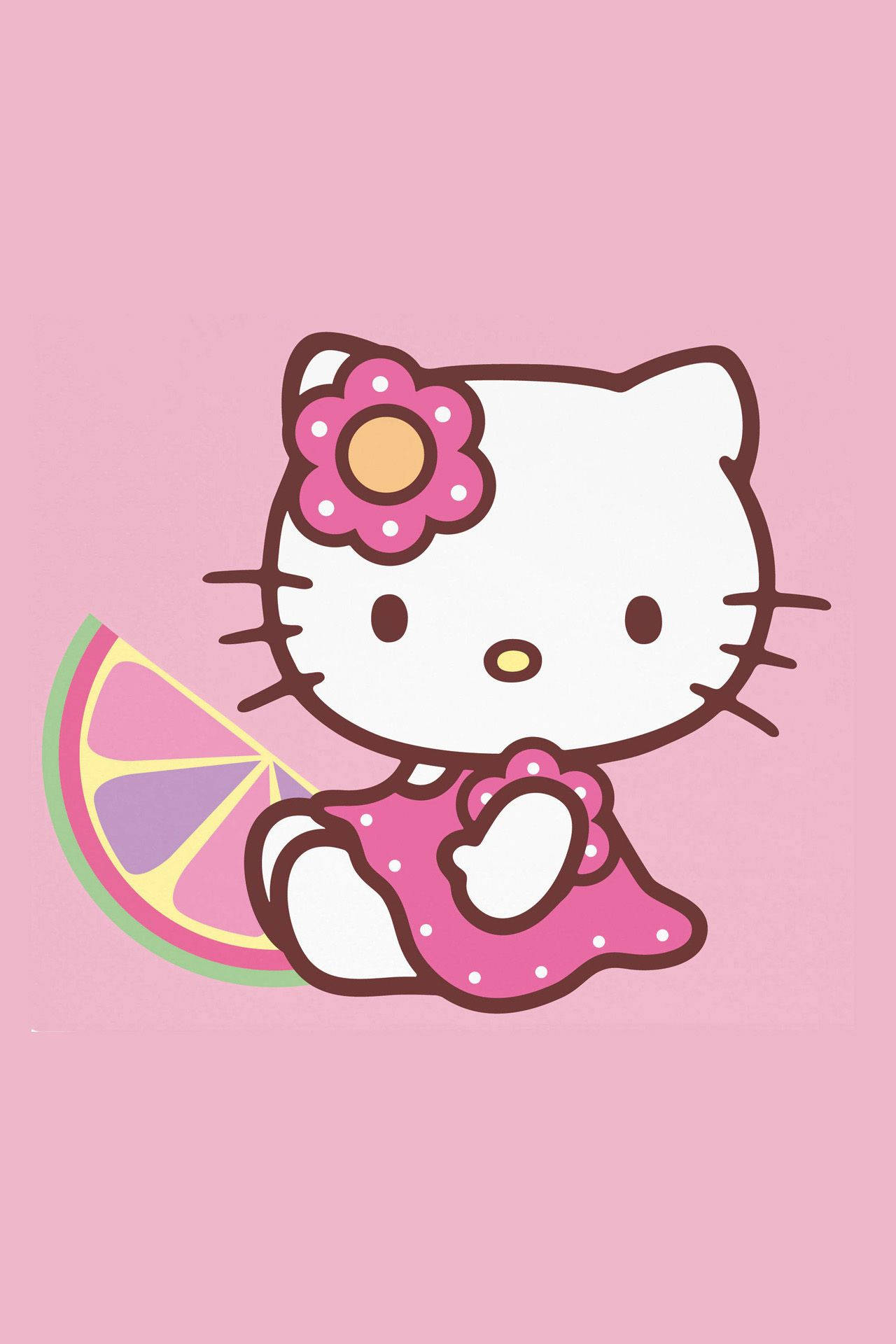 水果切片與Hello Kitty頭像 壁紙 — Hello Kitty 身穿粉紅色圓點連衣裙，在柔和的粉紅色背景上拿著色彩繽紛的柑橘片。