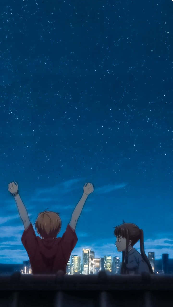 兩個動畫角色在屋頂上觀看夜晚城市上空的星星。