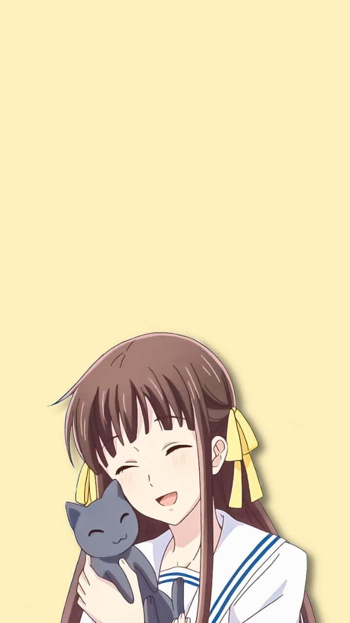 穿著水手服的動漫女孩微笑著抱著一隻灰貓。