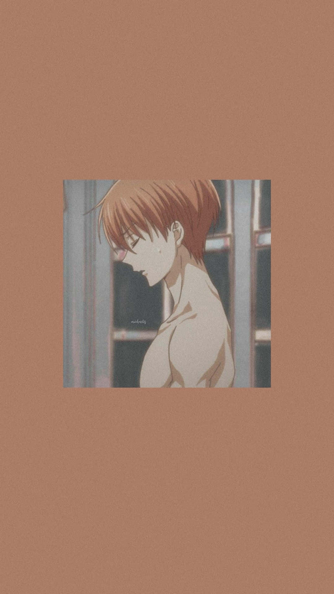 《水果籃子》角色草摩京子極簡風棕色背景壁紙 壁紙 — 短棕髮的動漫角色赤裸上身站在窗邊，背景是柔和的陶土色。