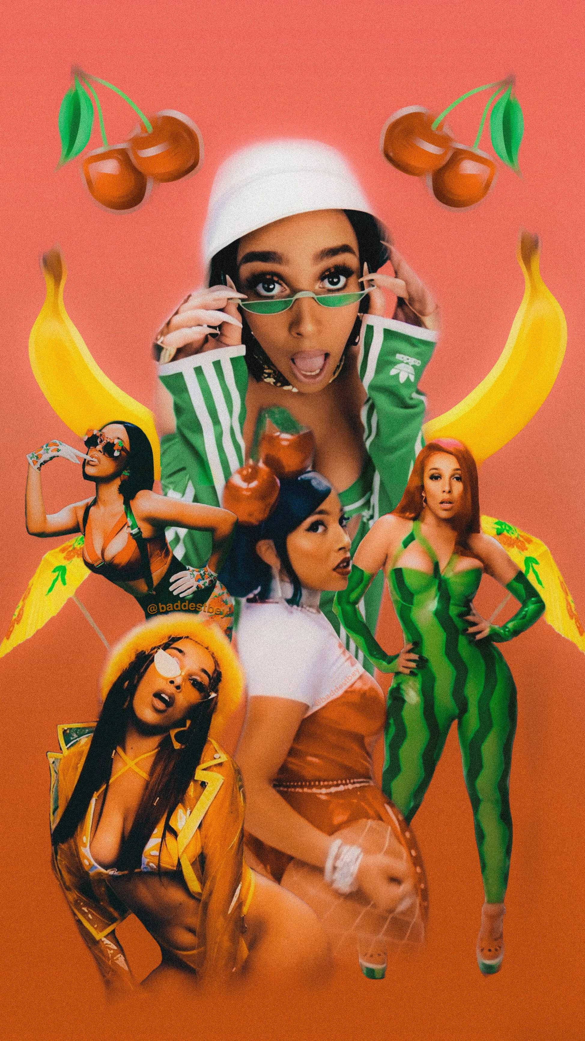 水果風Doja Cat 壁紙 — 五名身穿水果主題服裝的女性在珊瑚色背景上與漂浮的櫻桃和香蕉組成的鮮豔拼貼畫。