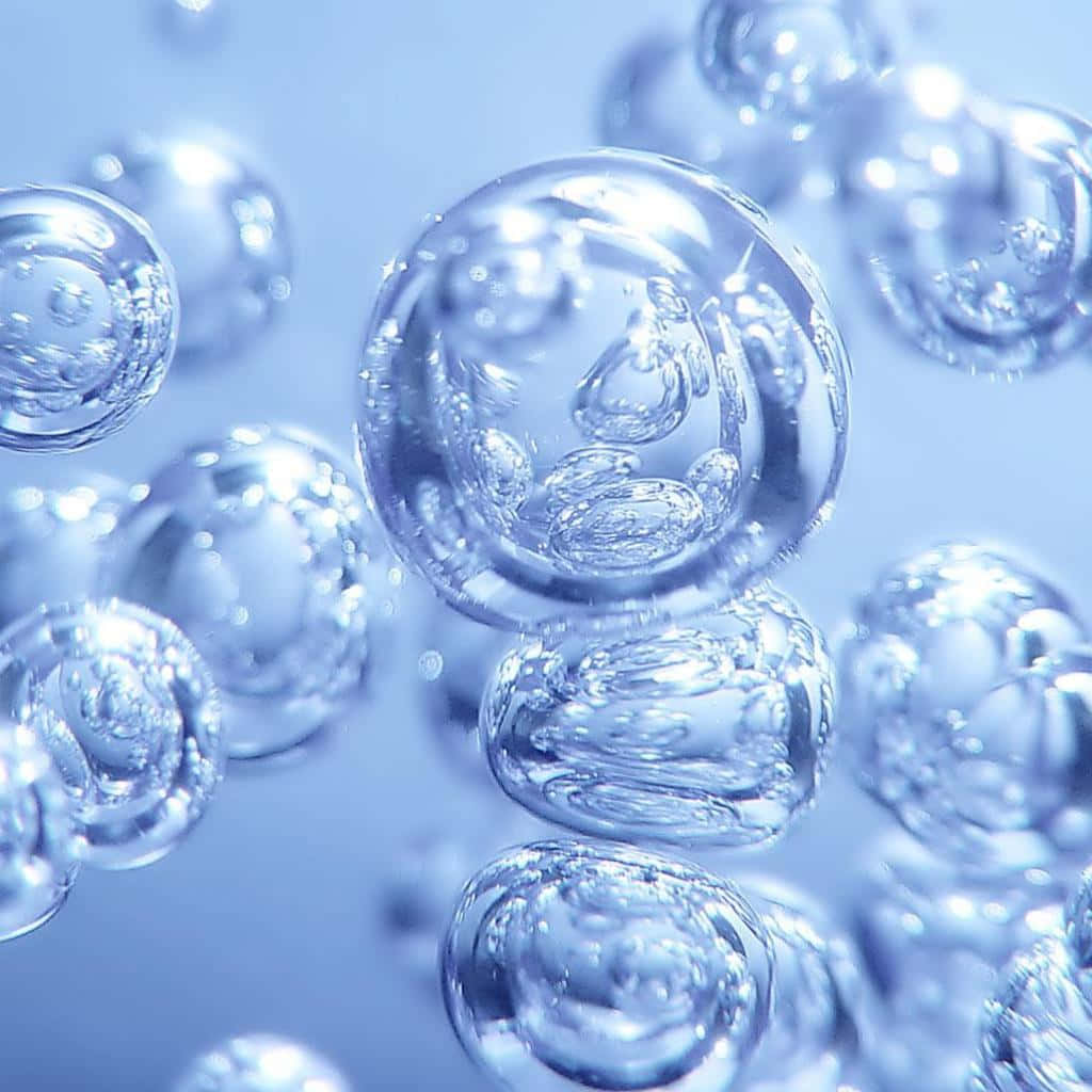 水氣泡人像背景構想 壁紙 — 閃爍的半透明氣泡漂浮在柔和的藍光中，顯現出旋轉的內部反射。