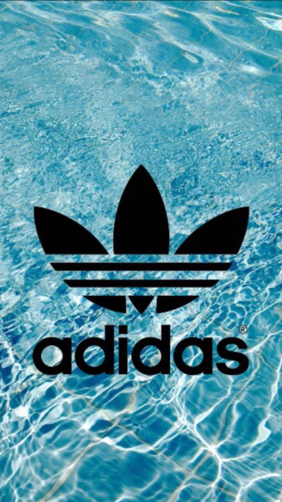 水波紋與阿迪達斯標誌 iPhone 壁紙 — 大膽的黑色Adidas標誌漂浮在帶有陽光反射的漣漪碧綠泳池水上。