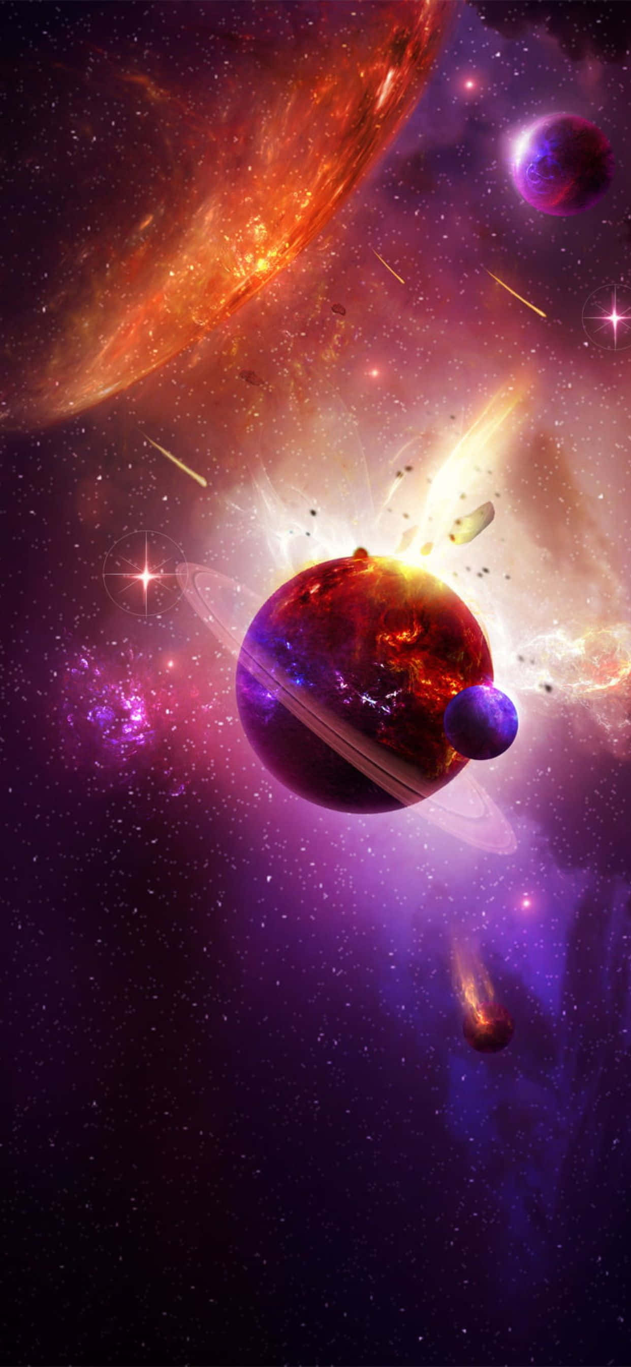 水波輕撫沙灘的美麗海灘 壁紙 — 充滿活力的宇宙場景，發光的行星和恆星在深紫色和火橙色星雲中旋轉。