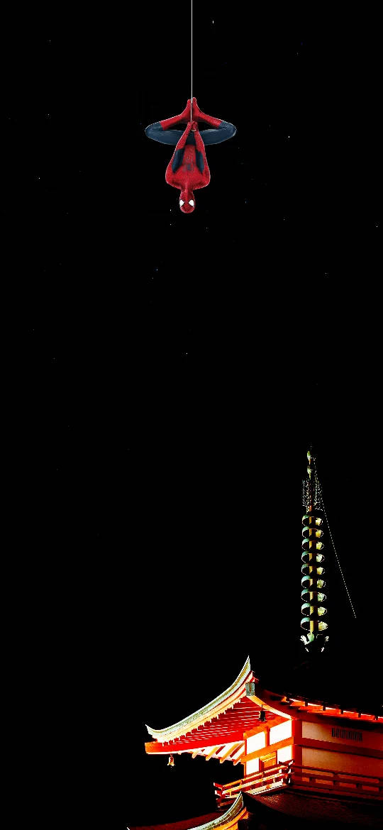 蜘蛛俠在夜晚倒掛在燈火通明的日本寺廟上方。