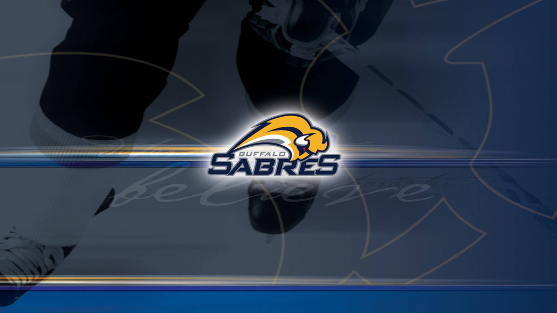 水牛城 Sabres 冰球場 壁紙 — 水牛城軍刀隊標誌在冰上模糊的曲棍球球員腿上發光，帶有運動軌跡。