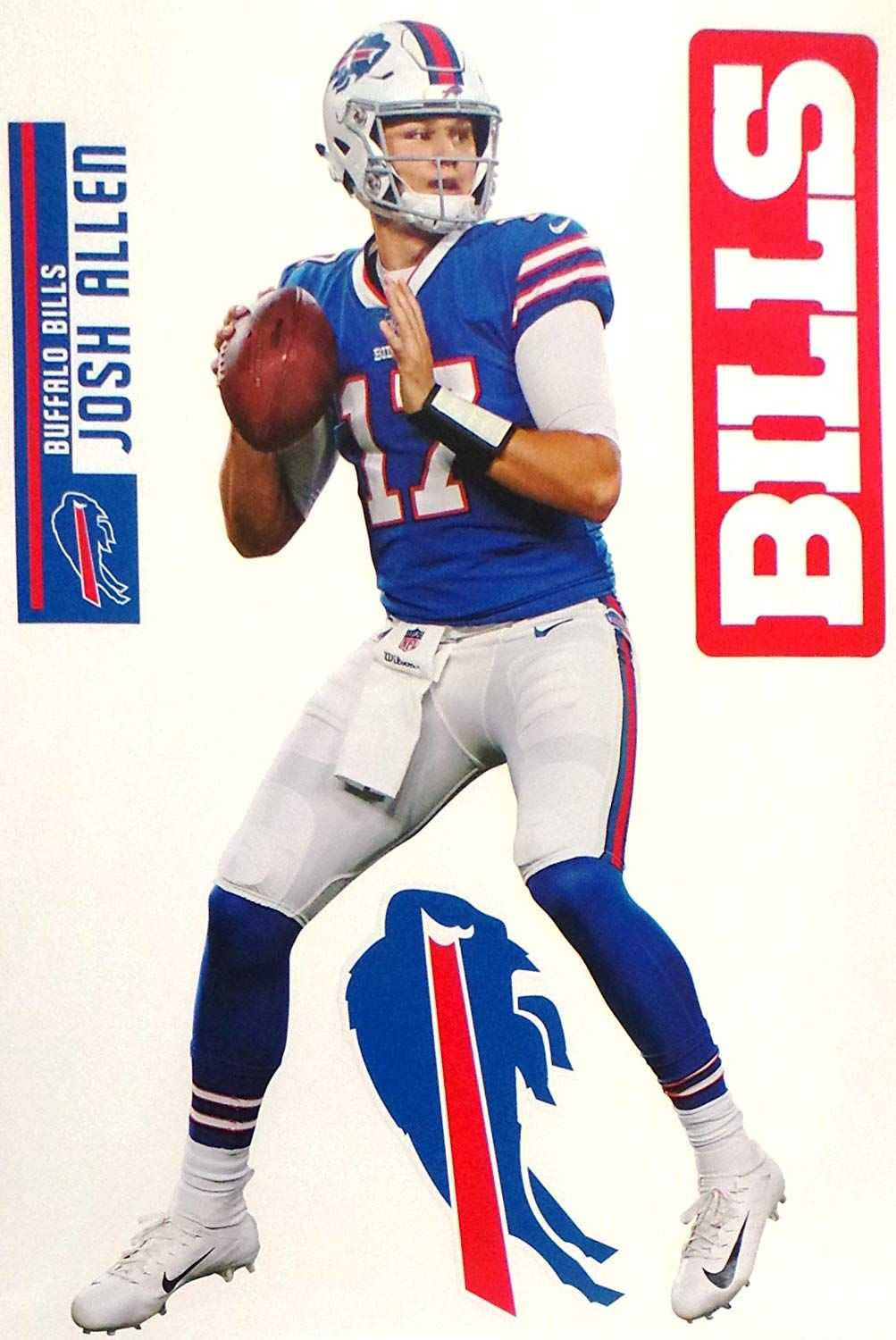 Josh Allen Buffalo Bills 壁紙 — 水牛城比爾隊四分衛喬許艾倫身穿藍白球衣，在純白背景前準備擲出美式足球。