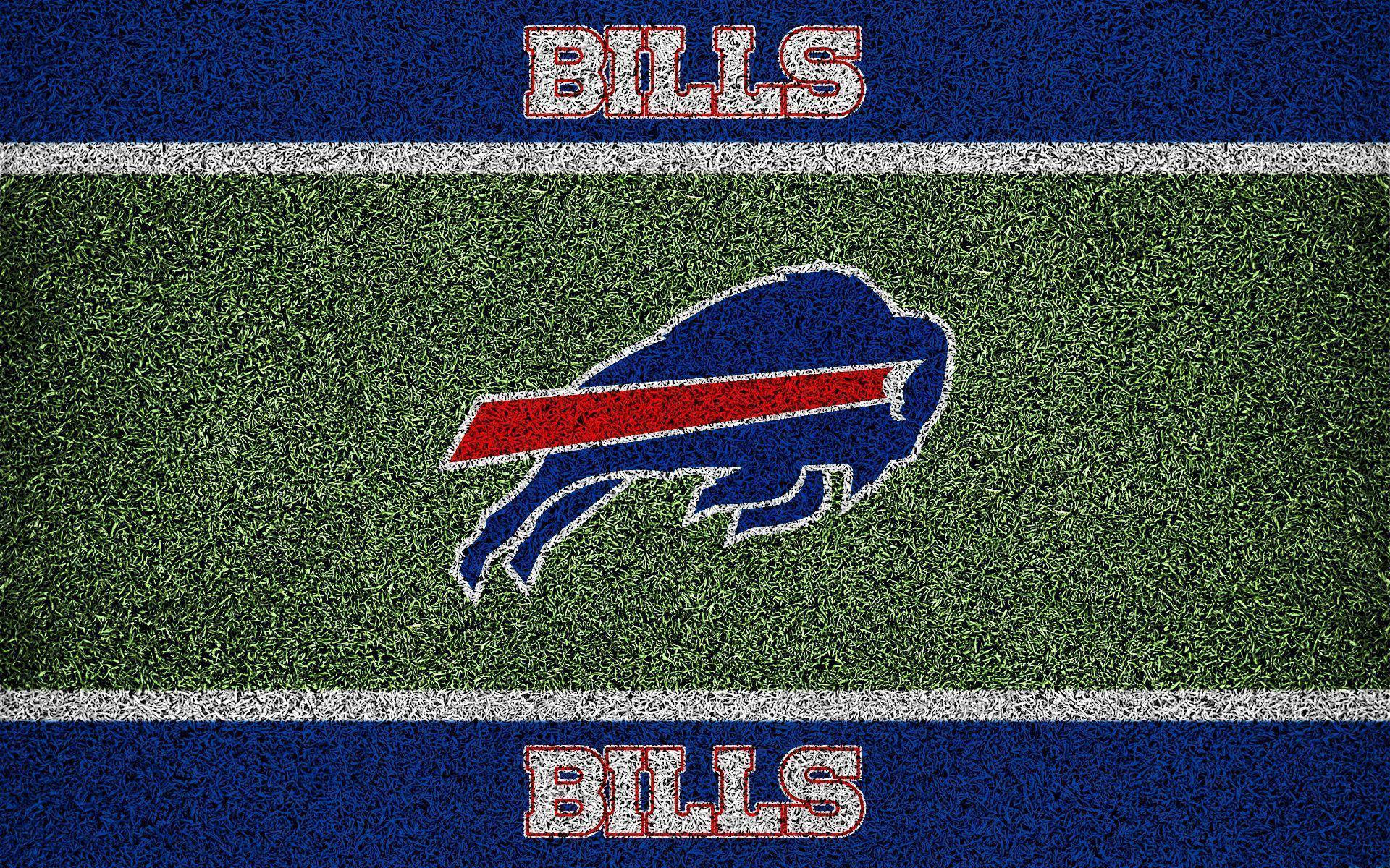 Bills 桌布 壁紙 — 水牛城比爾隊標誌居中於一個有紋理的綠色足球場上，帶有藍色端區和白色碼線。