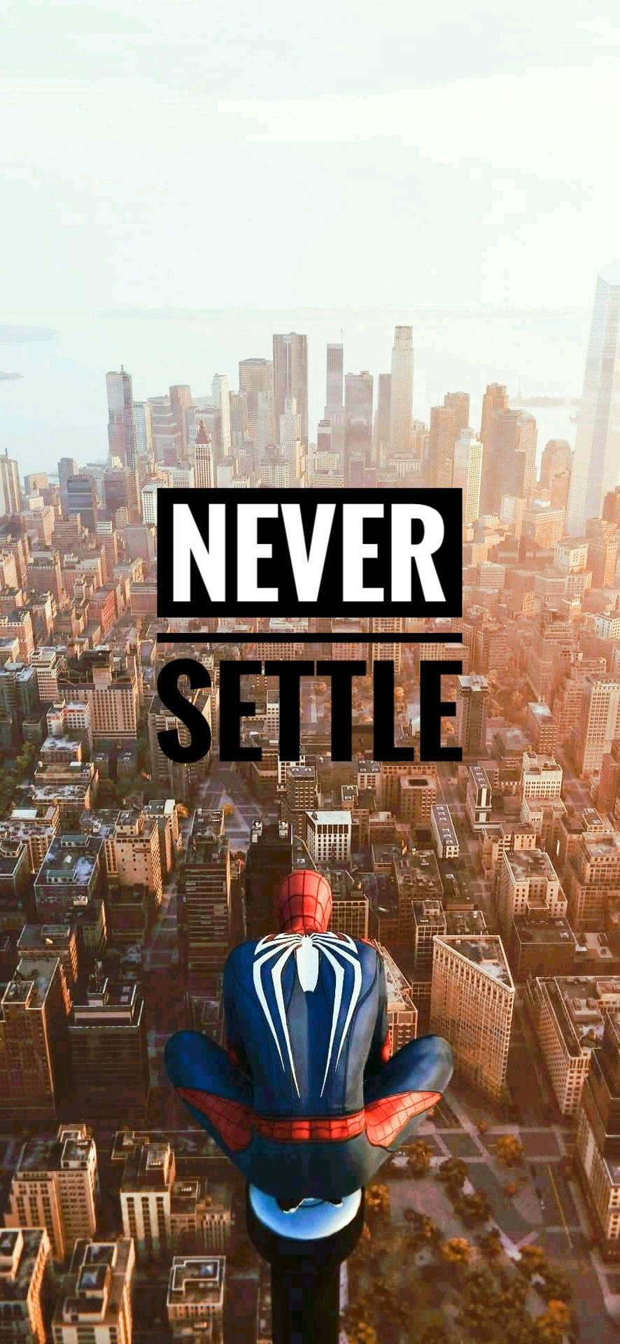蜘蛛俠倒掛在城市上空，帶有「Never Settle」文字。