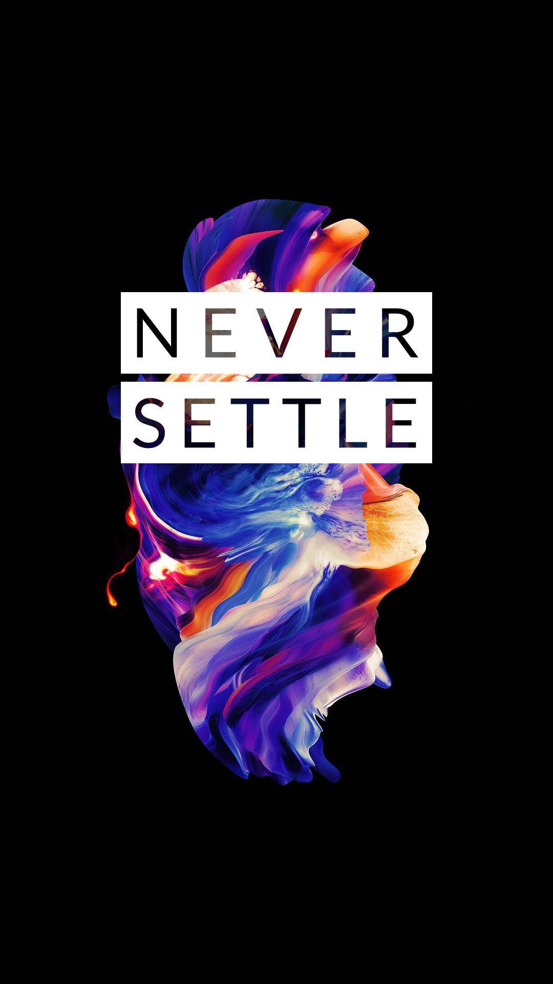 黑色背景上粗體白色文字「never settle」後面的抽象彩色漩渦