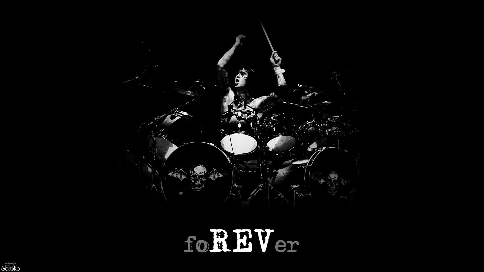 鼓手在帶有 'forever' 字樣的骷髏鼓後方高舉鼓棒。