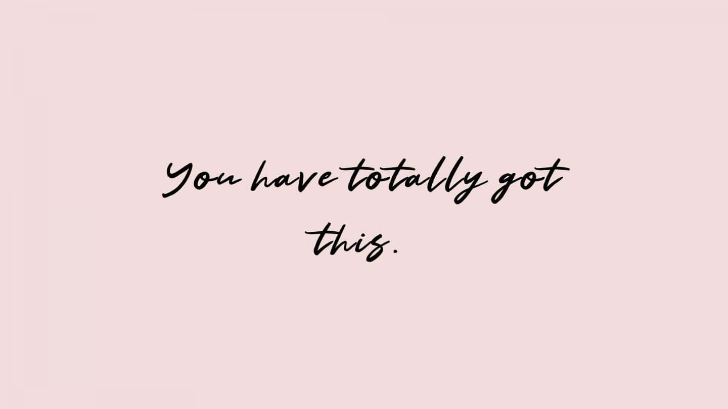 永恆之美 壁紙 — 柔和粉紅色背景上，以黑色手寫字體寫著「You have totally got this.」。