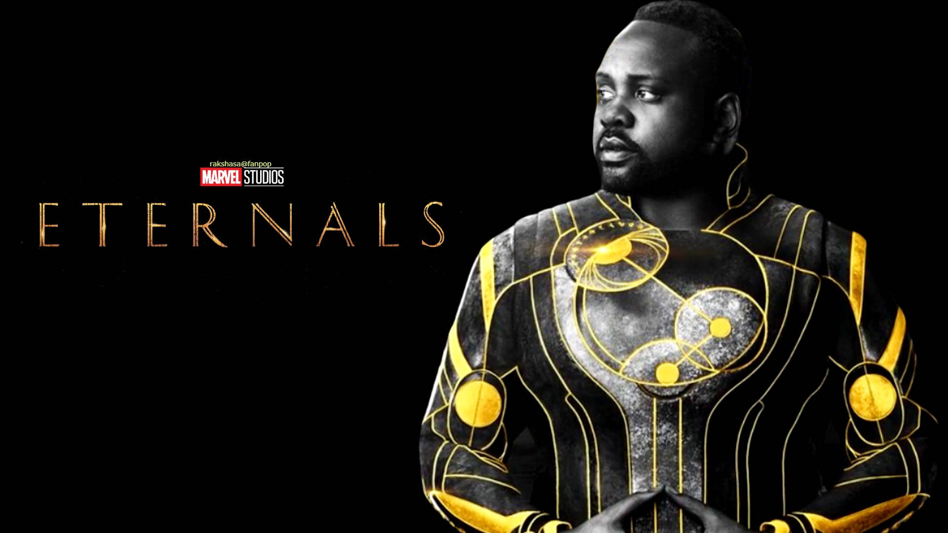 一名身穿黑金西裝的男子，帶有金色 Eternals 文字。