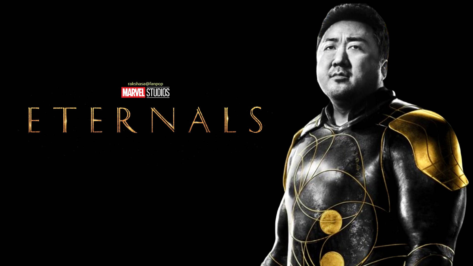 一個穿著黑色和金色盔甲的男人，金色文字寫著Eternals。