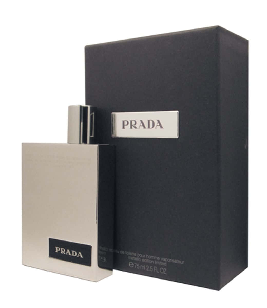 「永恆經典——普拉達品牌」 壁紙 — 一個時尚的銀色 Prada 香水瓶站在其啞光黑色盒子旁邊，背景是潔淨的白色。