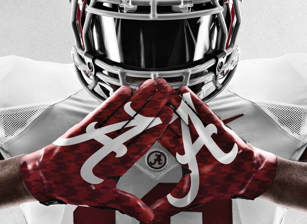 永遠支持#RollTide 壁紙 — 美式足球員頭盔和紅色手套的特寫，白色 'A' 標誌形成心形。
