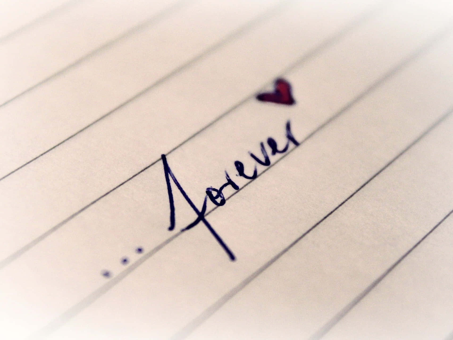 手寫單詞 forever 和紅色心形圖案在橫線紙上。