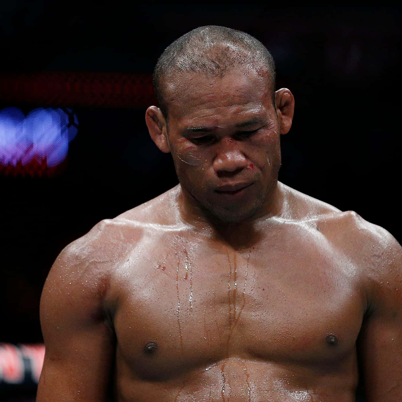 汗濕的UFC選手羅納爾多·蘇扎 壁紙 — 一名汗流浹背、筋疲力竭的拳手，在殘酷比賽後滿臉鮮血、淚眼模糊。
