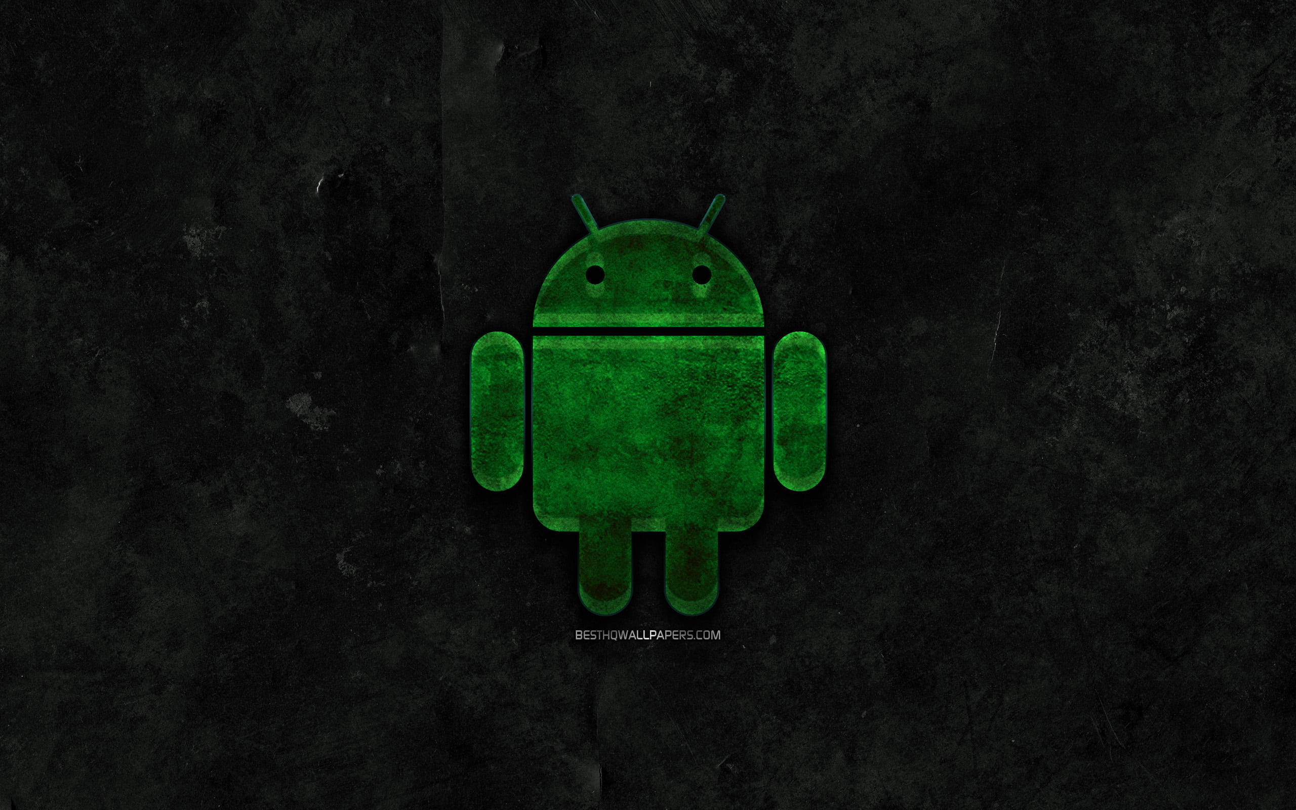 污漬安卓徽章桌面 壁紙 — 一個發光的綠色Android機械人站在中央，背景是帶有細微刮痕和污垢的深色紋理牆壁。