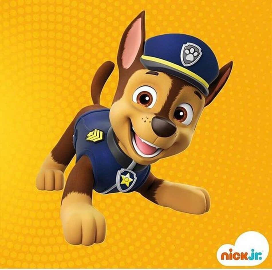 一隻微笑的卡通警犬穿著藍色制服在黃色背景上跳躍。 — 汪汪隊 壁紙
