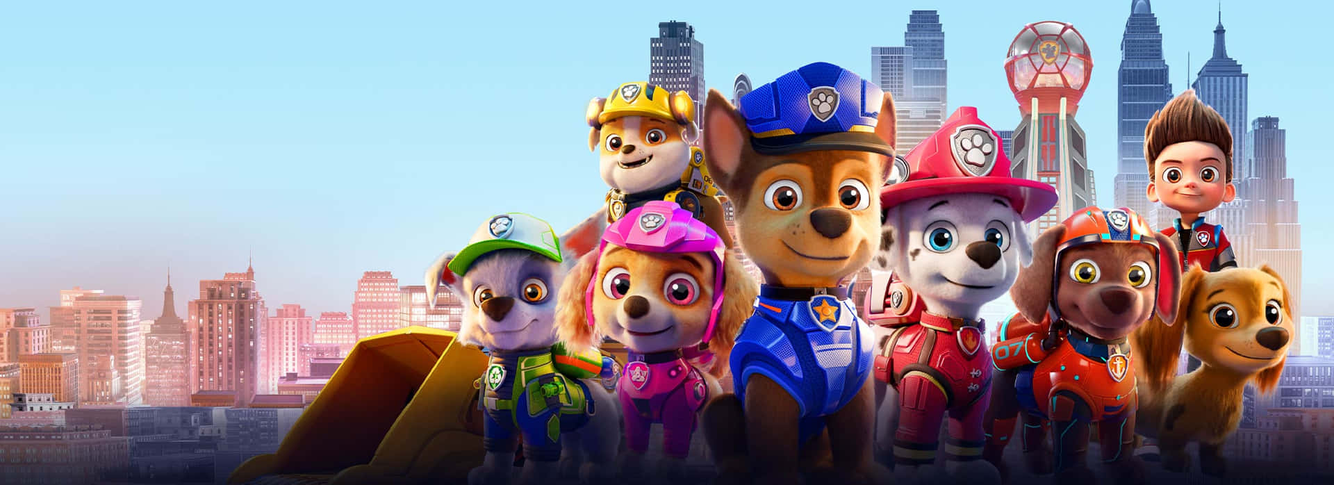 Paw Patrol小狗和萊德穿著英雄裝備，以黎明時分的城市天際線為背景。