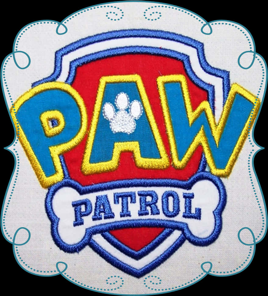 汪汪隊立大功繡花標誌貼布 壁紙 — 一個色彩繽紛的Paw Patrol刺繡徽章，藍色粗體字以黃色描邊，背景為紅色盾牌。