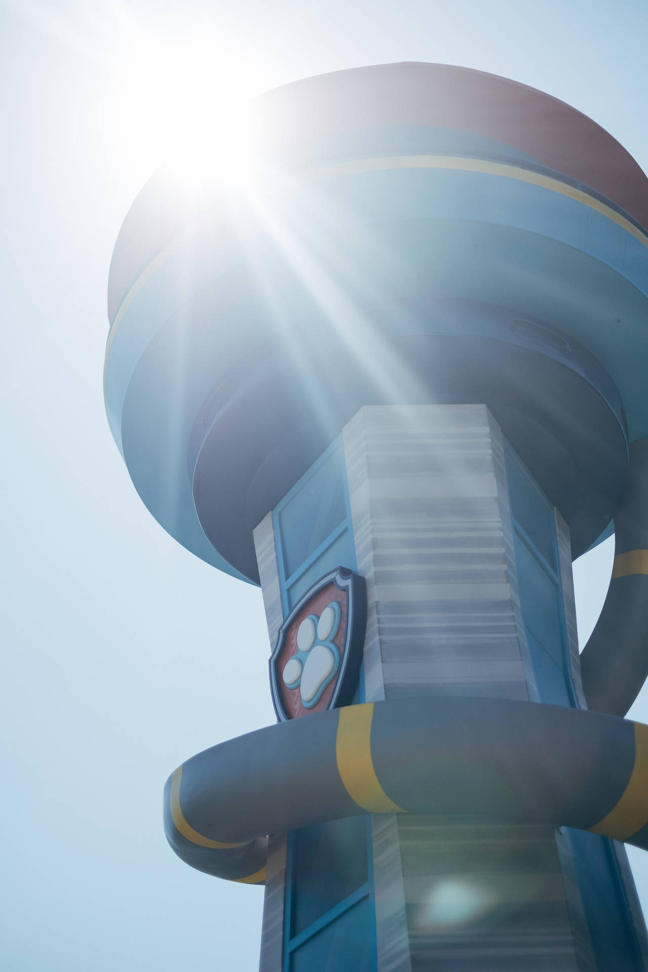 Paw Patrol 塔，背後有陽光