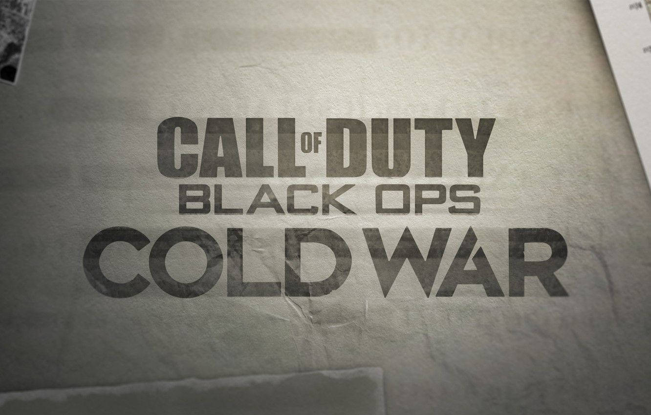 決勝時刻：冷戰 海報設計 壁紙 — Call of Duty Black Ops Cold War 標誌印在帶有細微摺痕和撕裂邊緣的紋理灰色紙上。
