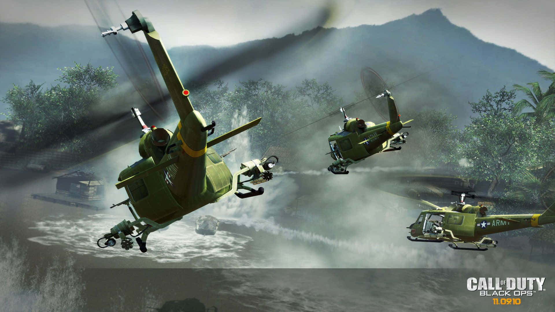 三架綠色軍用直升機低飛過叢林河流。