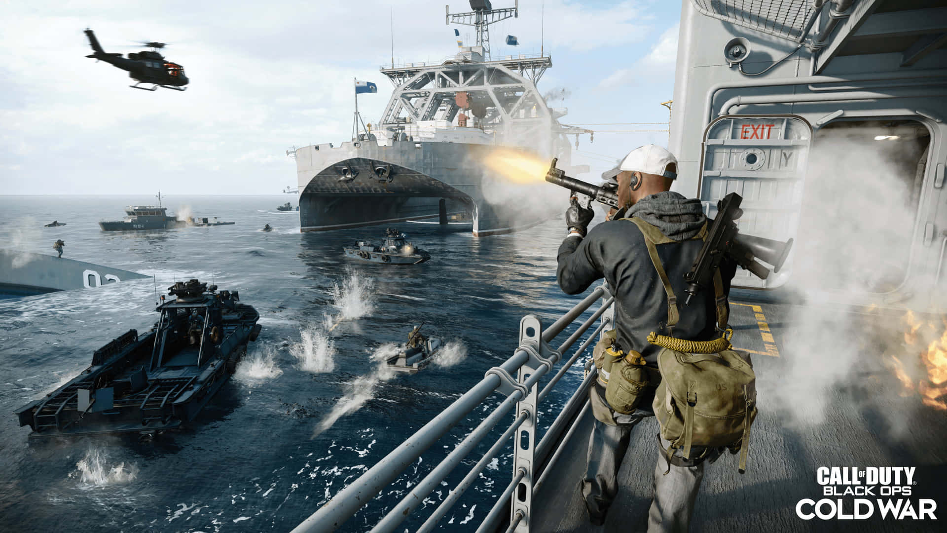 士兵在軍艦上與直升機和快艇進行海戰時發射武器。