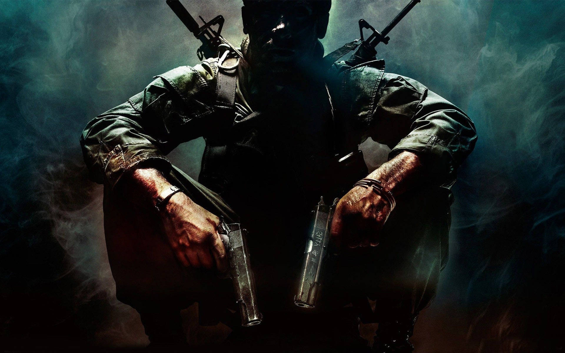 一名身穿深色裝備的士兵在煙霧和昏暗光線中手持兩把手槍。