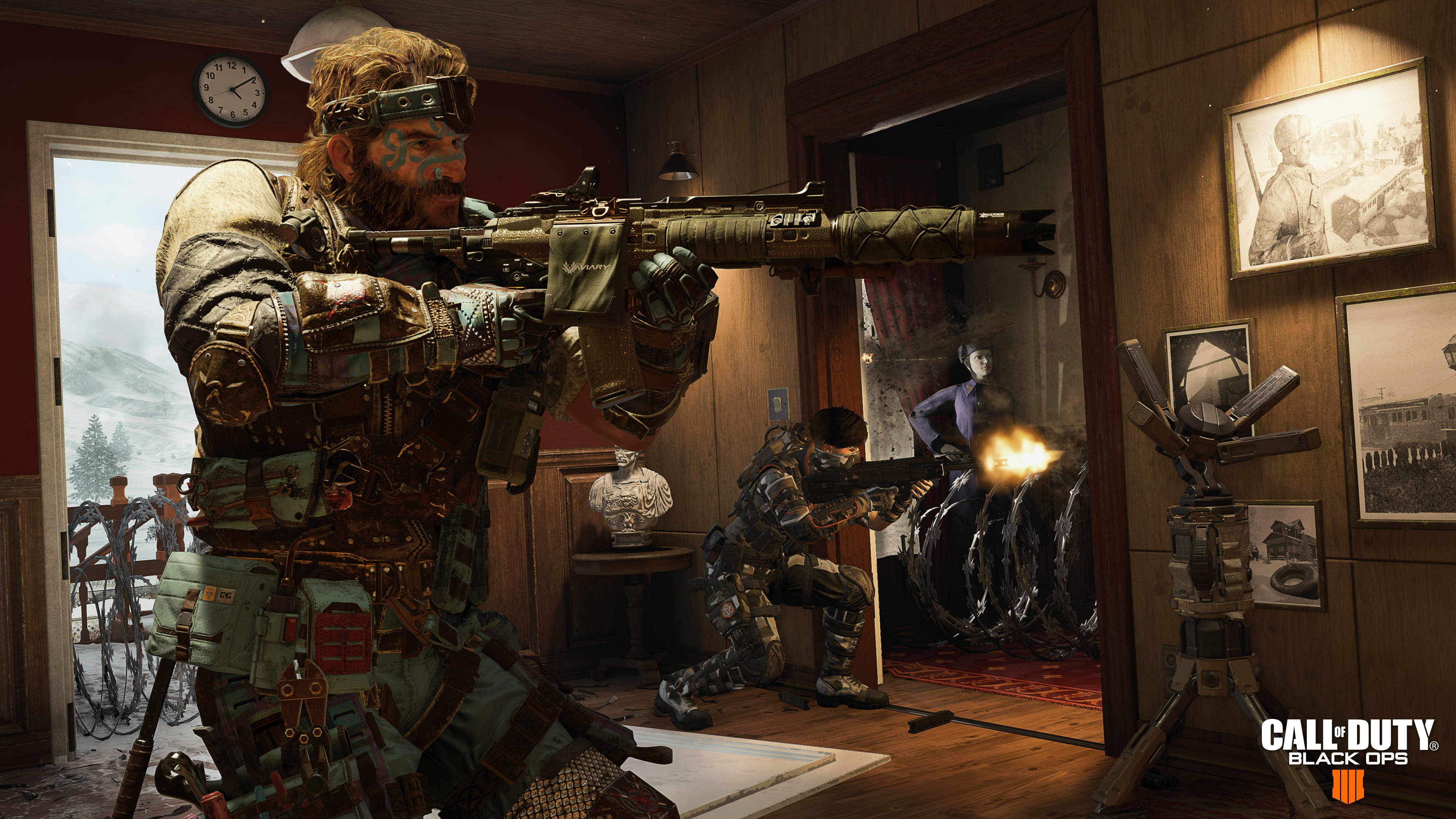 決勝時刻黑色行動4 Nuketown 壁紙 — 一名身穿戰術裝備的士兵在木屋內瞄準步槍，背景中另一名士兵開火，槍口閃光。
