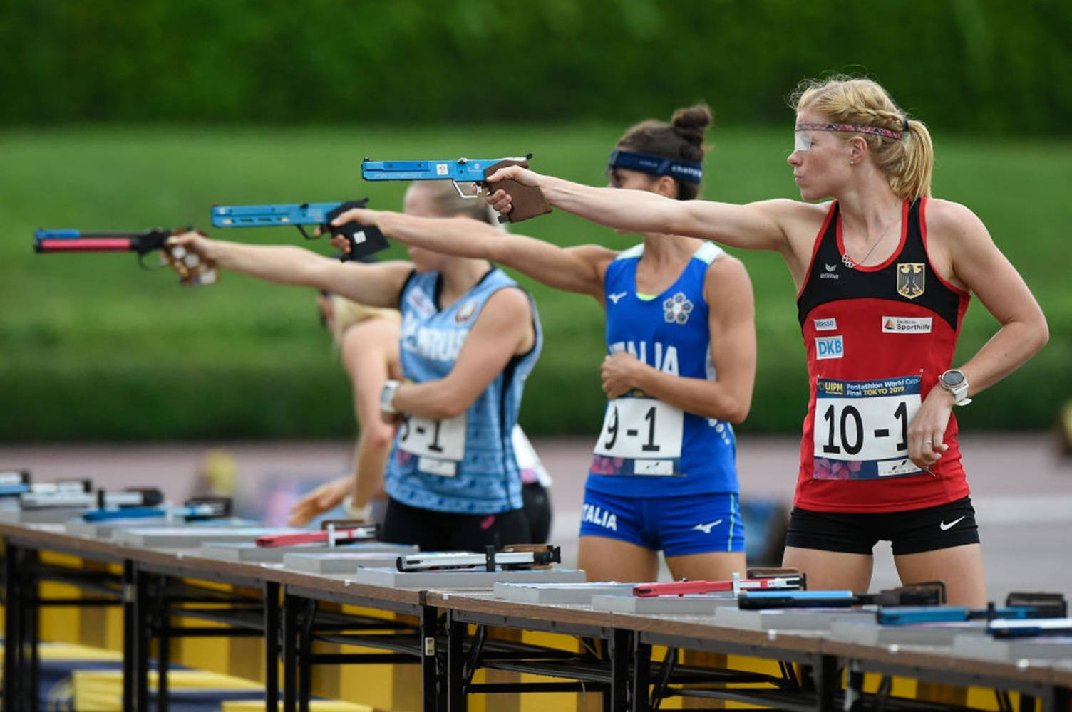 女運動員在比賽期間於射擊場瞄準氣手槍。