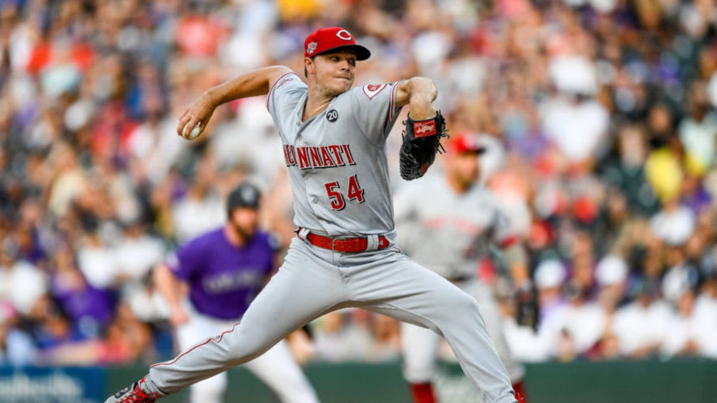 決心滿滿的 Sonny Gray 壁紙 — 辛辛那提紅人隊投手在日間棒球比賽中投球，背景是模糊的人群。