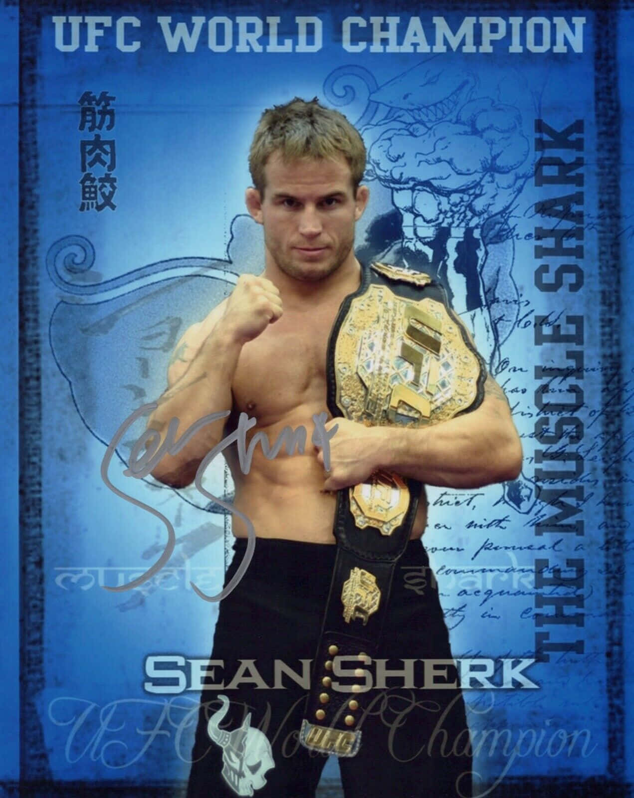 決心的化身 - 前UFC世界冠軍肖恩·舍克 壁紙 — UFC世界冠軍Sean Sherk赤裸上身，在藍色紋理背景上擺姿勢，背景有龍紋圖案和文字，手持冠軍腰帶。