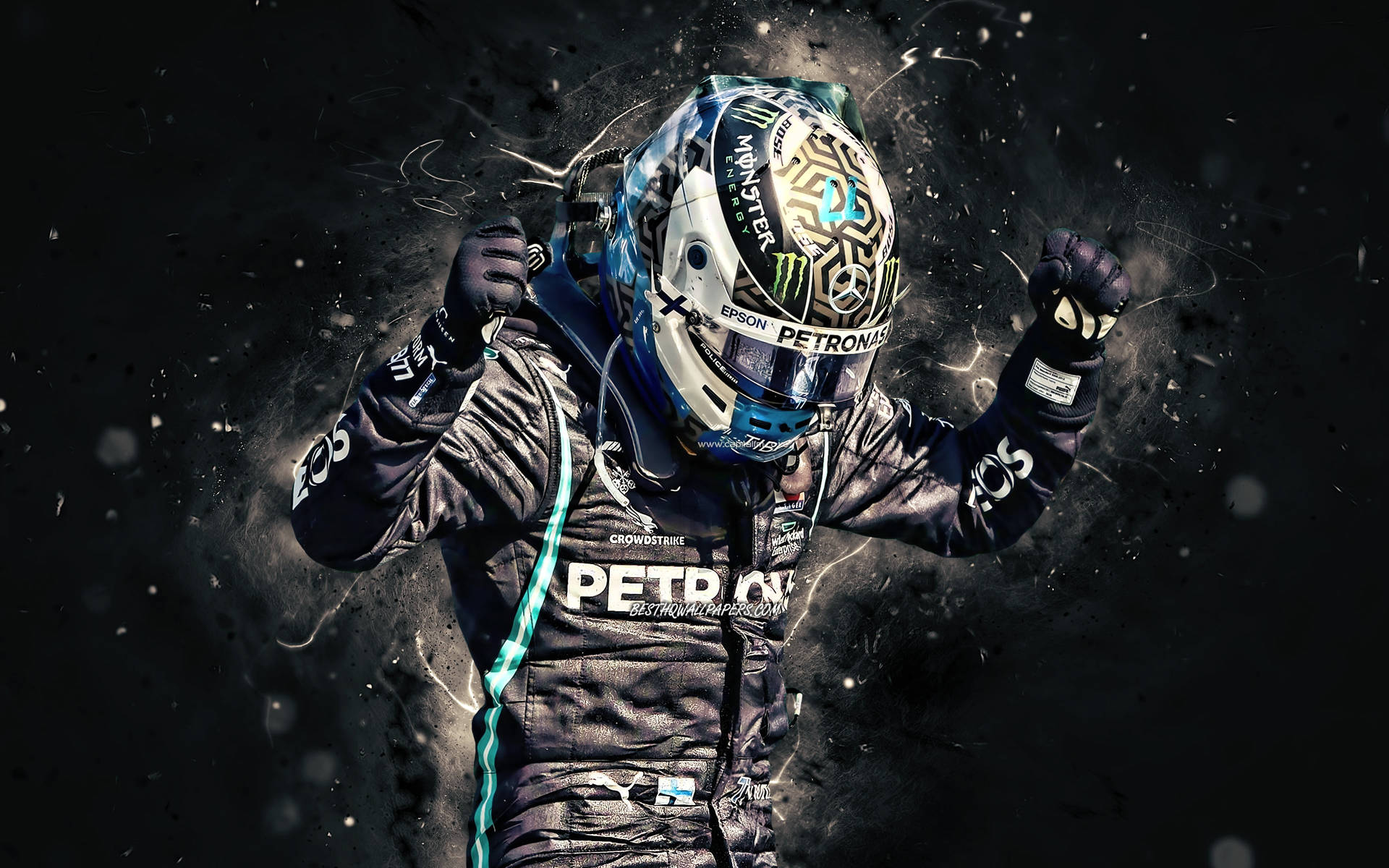 F1車手身穿賽車裝備高舉拳頭慶祝勝利。