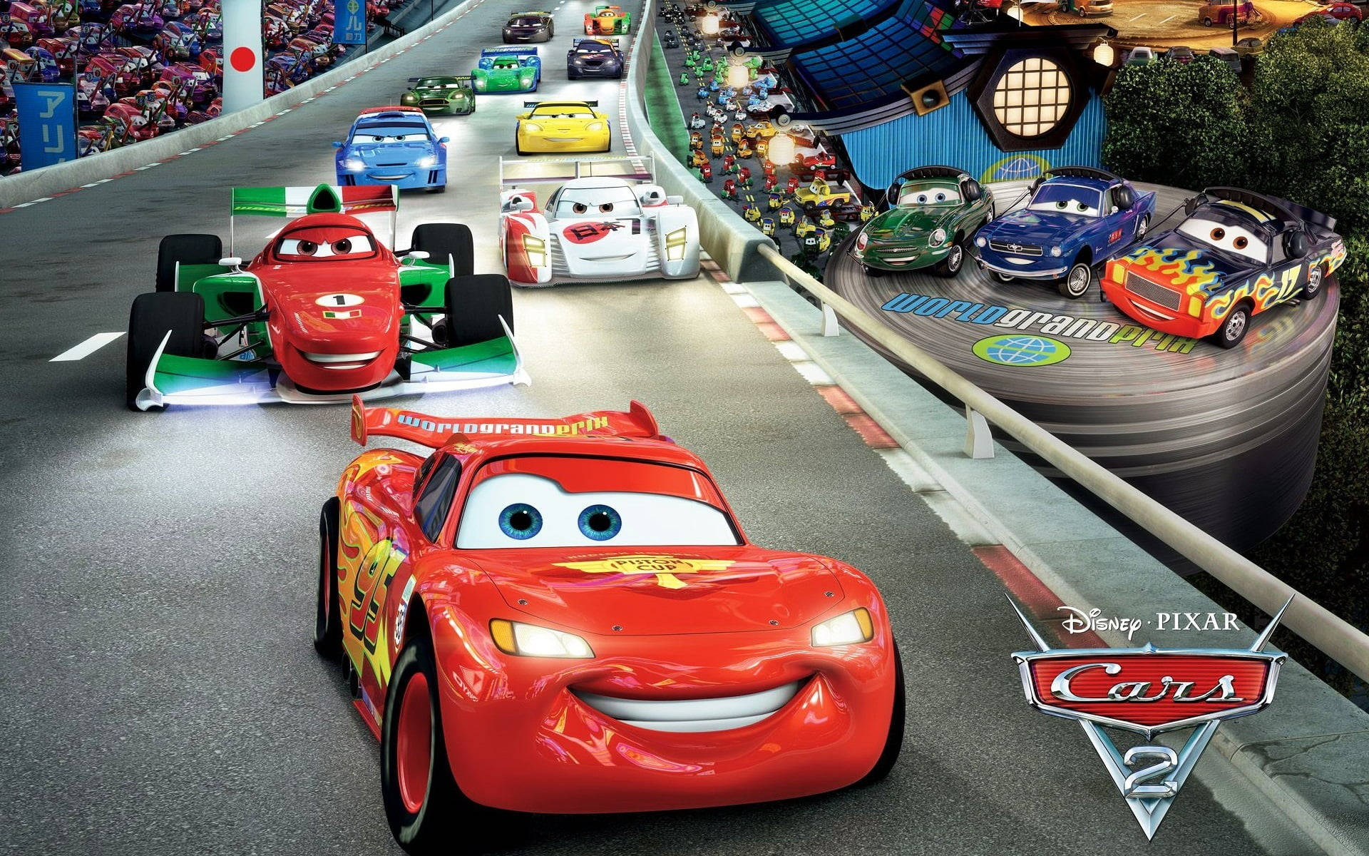 汽車在大獎賽中競速 壁紙 — 《反斗車王2》中充滿活力的動畫賽車場景，閃電王麥坤帶領一群色彩繽紛的擬人化賽車在蜿蜒的賽道上飛馳。